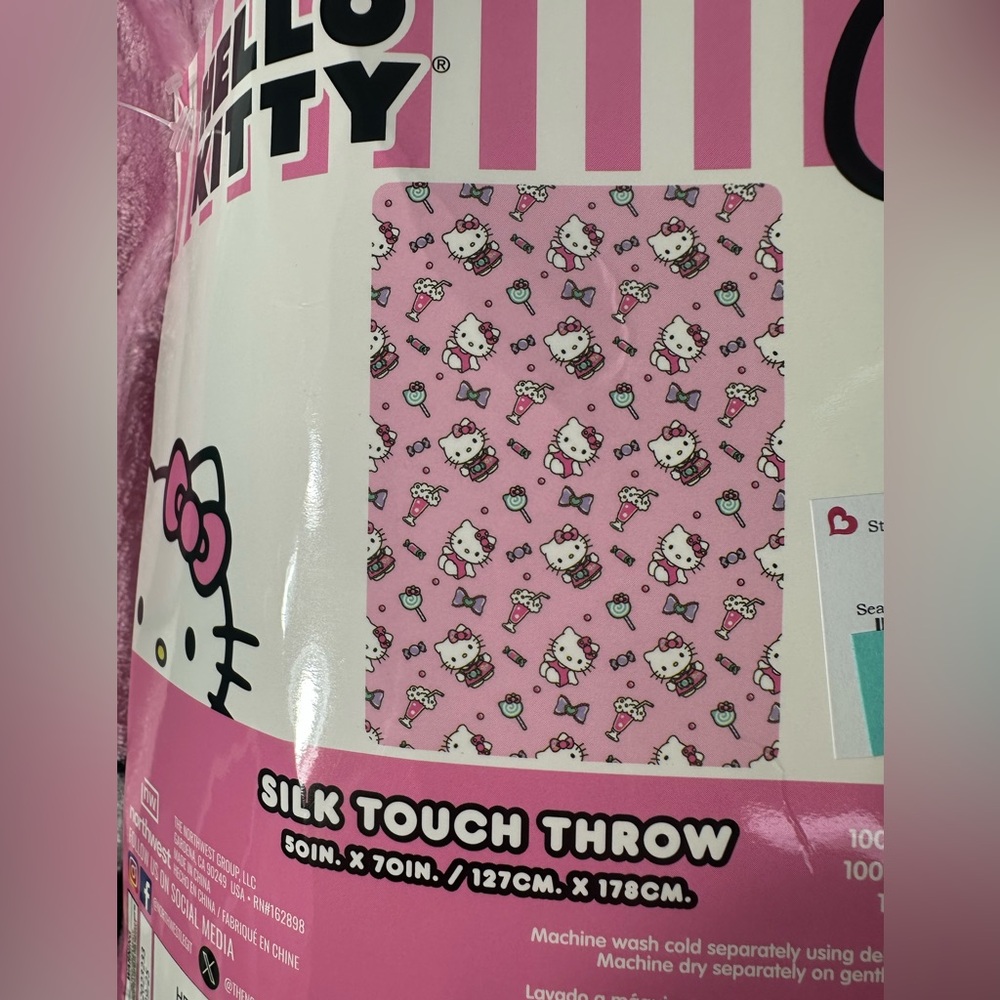 Hello Kitty Pink Sweet Treat throw blanket - Picture 3 of 3